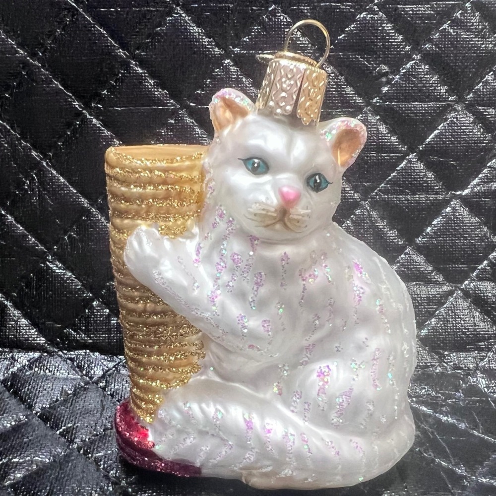 Old World Christmas White Cat with Scratching Post Glass Ornament 12090 2000